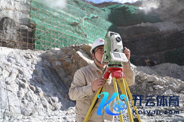 旭龙水电站建造者查验大坝坝肩边坡测量放点情况。受访者供图