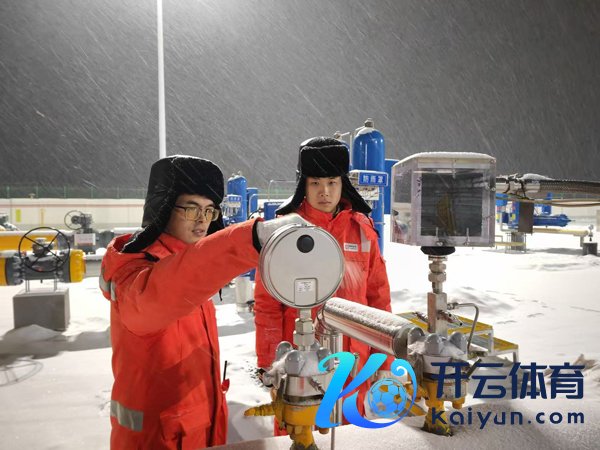 黑河功课区职工夜间对自然气管说念进行巡检。受访者供图