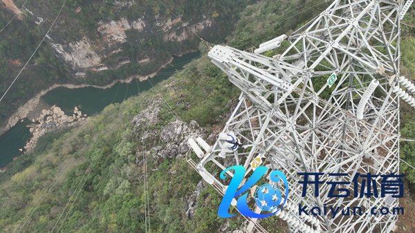 赵善国(右)和共事对电厂煤场进行巡检。受访者供图