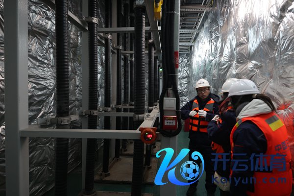 运维东说念主员在风电场海飞腾压站上进行查察查验。受访者供图